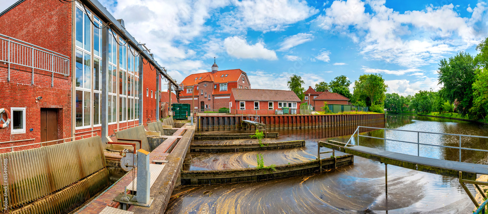 Φωτογραφία Sluise and - pumping station and old school in Neuharlingersiel, North sea, Germany