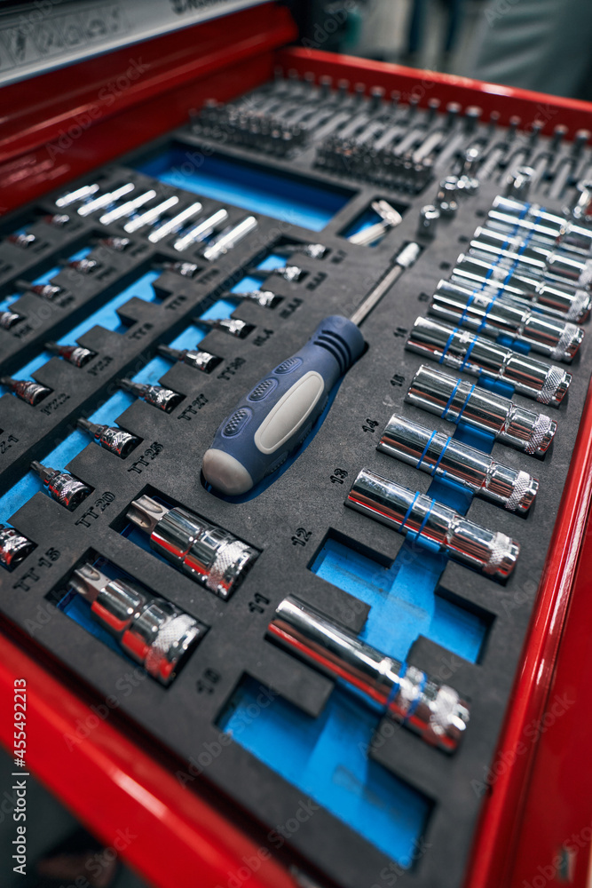 Heads for socket wrenches inside an instrument kit Heads for socket wrenches inside an instrument kit