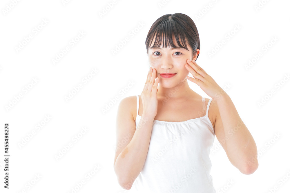 肌のケアをする若い女性 肌のケアをする若い女性