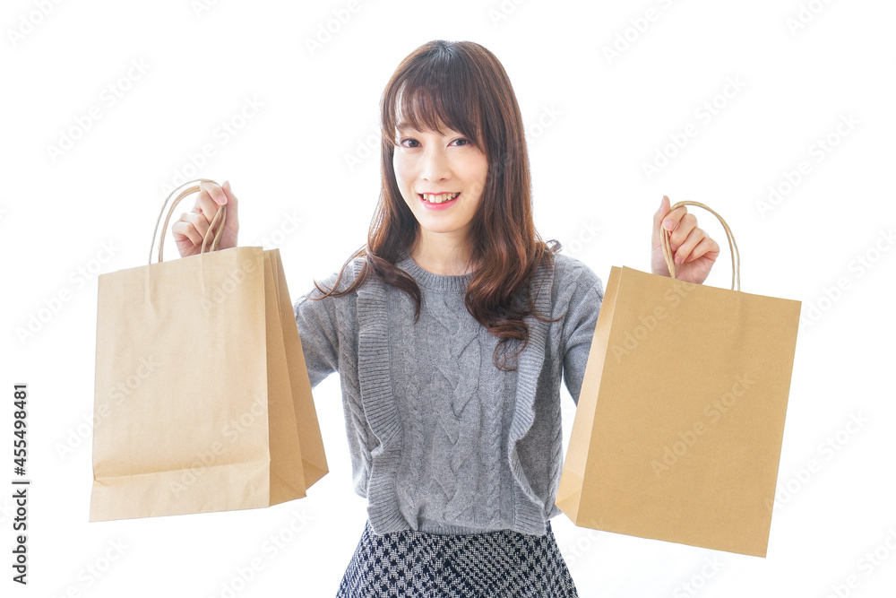 ショッピングをする若い女性