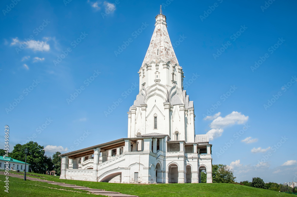 Fototapeta premium Kolomenskoye belonged to the Grand Dukes of Moscow since the 14th century. The ensemble of the estate was formed in the 16-17 centuries and became the pearl of ancient Russian architecture. 