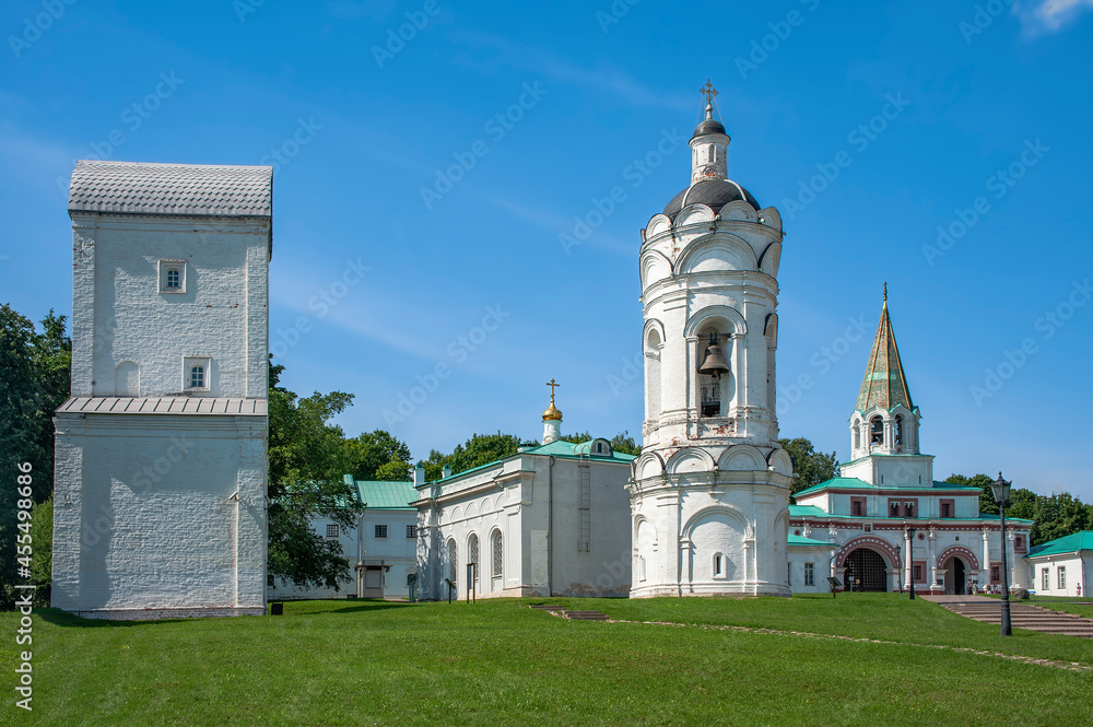 Obraz premium Kolomenskoye belonged to the Grand Dukes of Moscow since the 14th century. The ensemble of the estate was formed in the 16-17 centuries and became the pearl of ancient Russian architecture. 