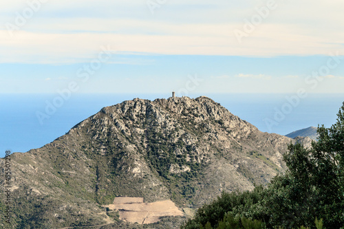 Vue de la tour Madeloc près de Port Vendres dans le sud de la France photo