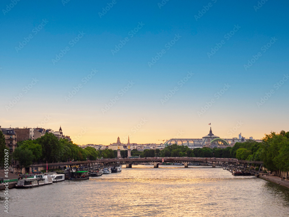 パリ　夕暮れのセーヌ川