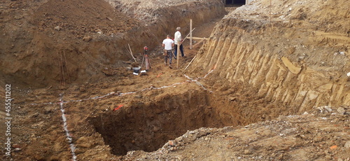 Lavori in corso nel cantiere edile in autunno