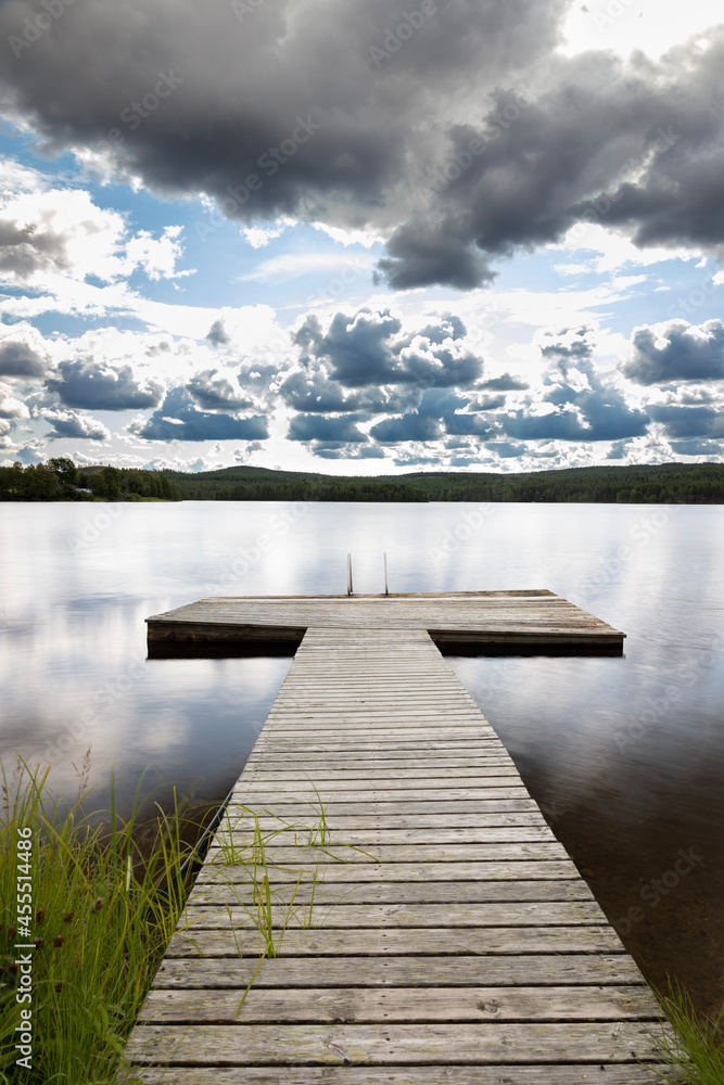 Obraz premium wooden bridge over lake