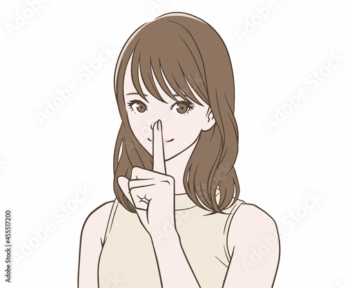 笑顔で人差し指を口に当てる女性