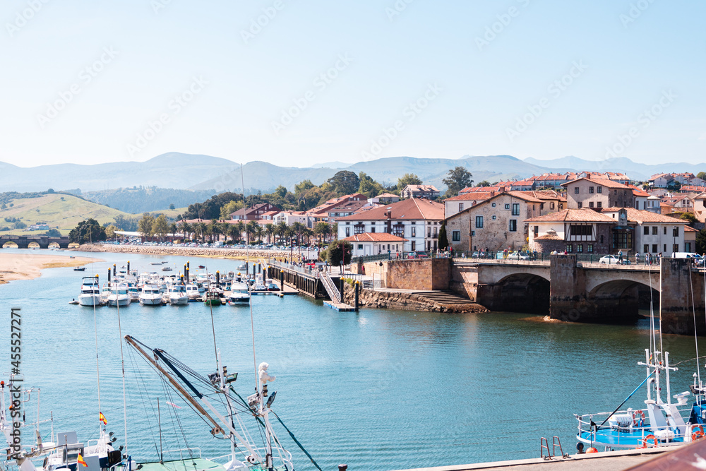 Puerto con vistas al pueblo de San Vicente de la Barquera, Cantabria, España