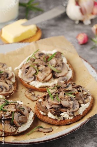 Open sandwiches with grilled mushrooms