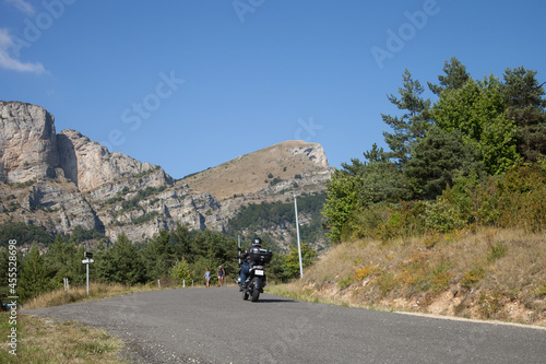 Motard croisant des randonneurs pédestres dans le col de la Chaudière au pied des sommets des 3 becs dans la Drôme