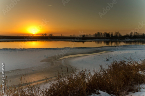 Wschód słońca zimową porą nad rzeką