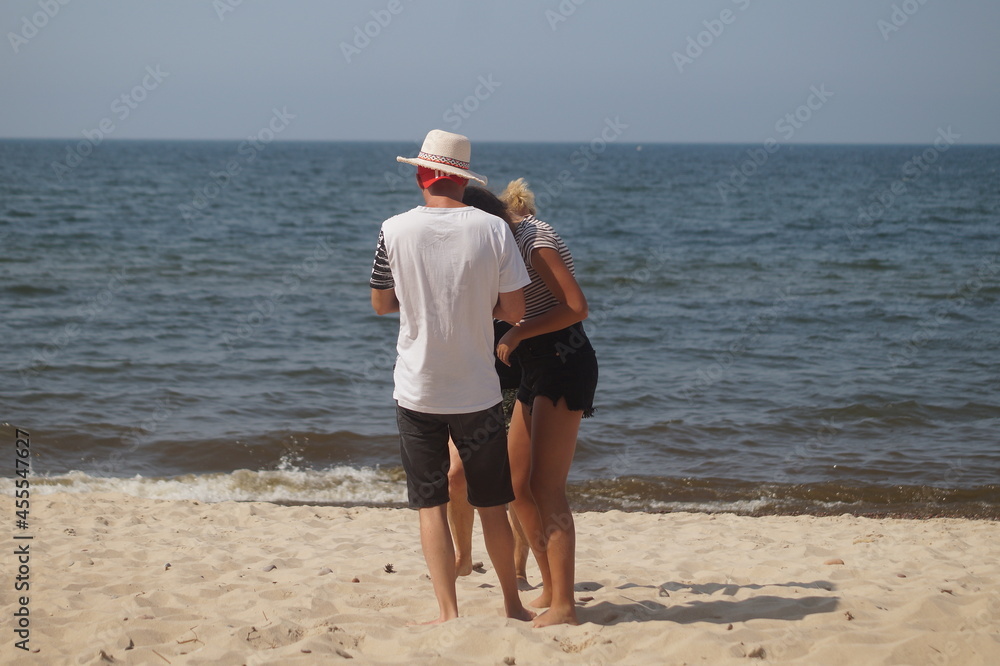 rodzina nad morzem letnie popołudnie wypoczynek wakacyjny pełnia lata