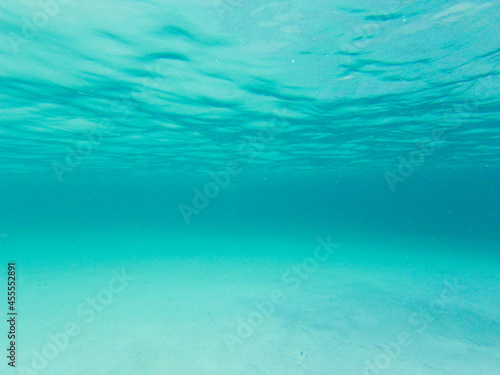 blue water background © ricardomoratilla