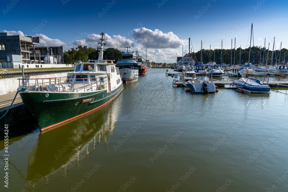 Ταπετσαρία view of the yacht harbor and marina in Leba
