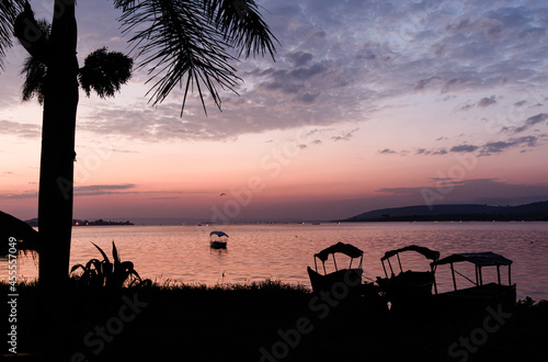 Sonnenaufgang   ber dem Nil in Uganda.