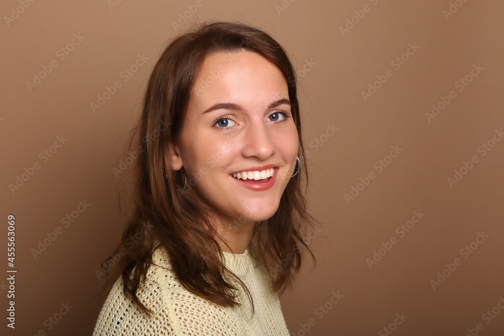 Obraz premium Beautiful woman in front of a background