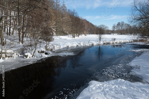 Winterlandschaft mit Fluss © Martin