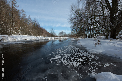 Fototapeta Naklejka Na Ścianę i Meble -  Winterlandschaft mit Fluss