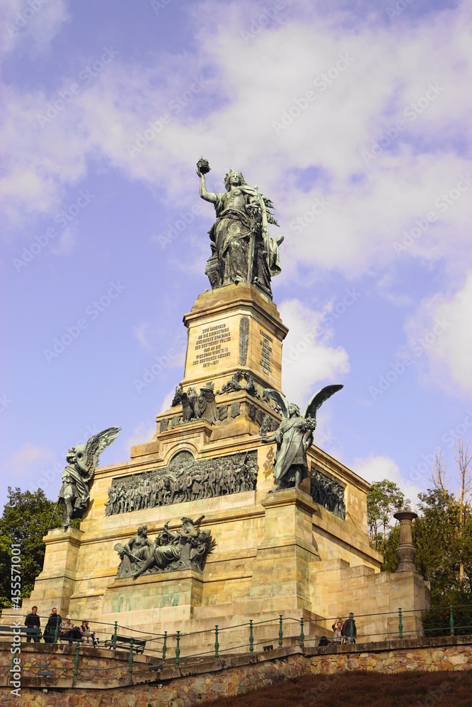 Die Germania am Niederwalddenkmal in Rüdesheim am Rhein im Rheingau