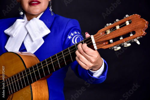 mariachi tocando guitarra photo