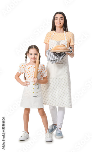 Young mother and daughter w...