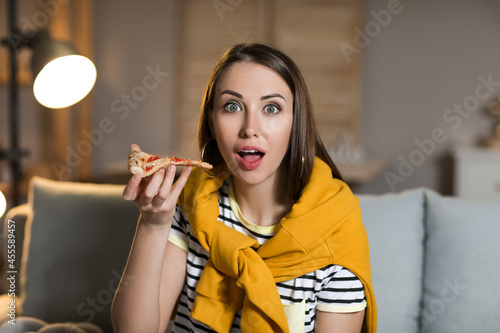 Beautiful young woman eatin...