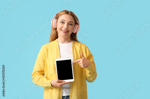 Mature woman pointing at ta...