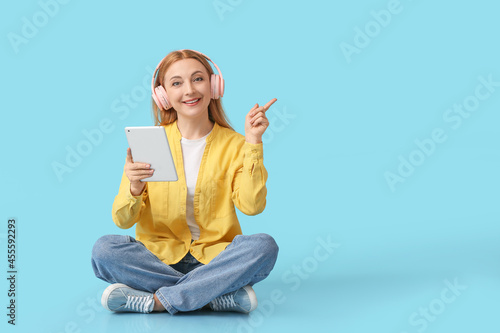 Mature woman with tablet co...