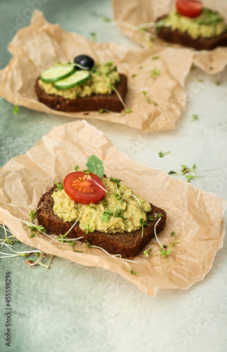 Tasty sandwiches with guaca...