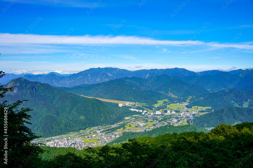 山の上から米処新潟県湯沢町を眺めた初秋の風景