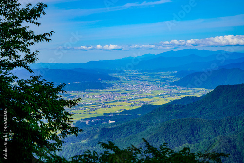 湯沢の山から眺める収穫前の米処、南魚沼市の田んぼが黄金色に輝く秋の風景