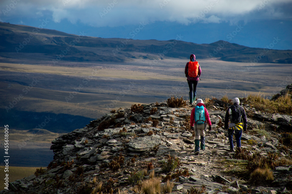 Obraz premium Hikers walking to the valley
