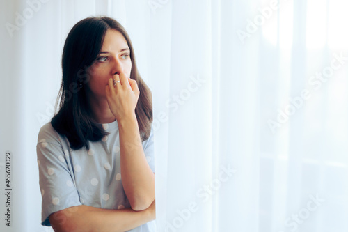 Foto Depressed Woman Feeling Sad Standing by the Window