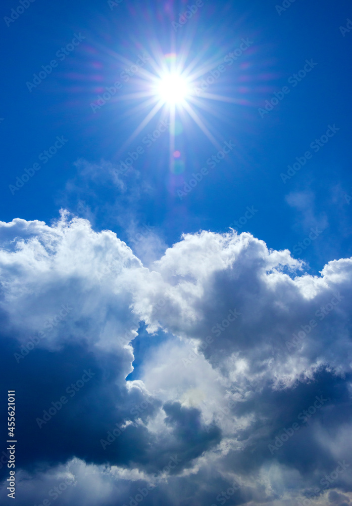 太陽と青空と白い雲