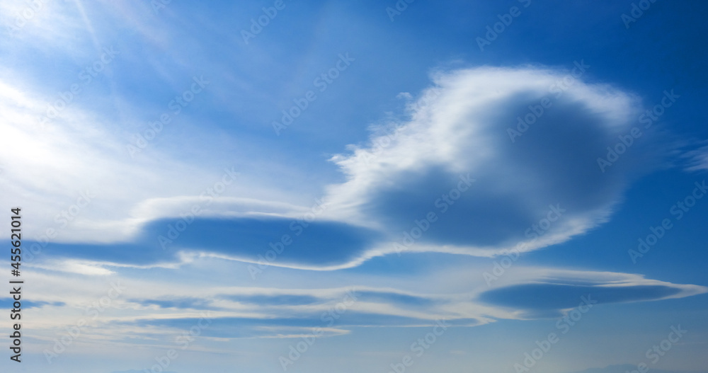 Obraz premium 青い空と海の雲