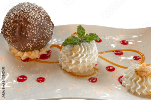 dessert croquant aux amandes enrobé de chocolat noir et de coco râpé  photo