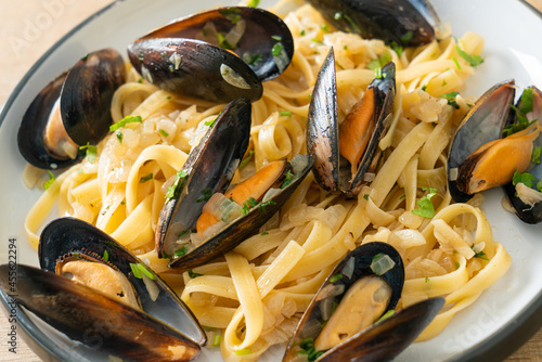Valokuva linguine spaghetti pasta vongole white wine sauce