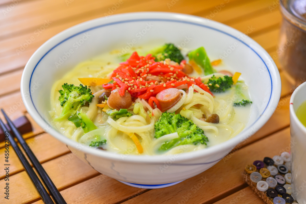 とんこつ風ミルクうどん とんこつ風ミルクうどん