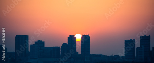 タワーマンションに沈む夕日 © blew_f