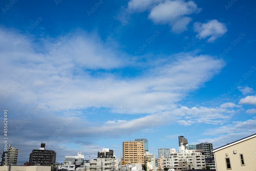 Fototapeta premium 都市の風景 空と雲と市街地