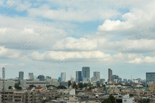 都市の風景　空と雲と市街地 © EISAKU SHIRAYAMA