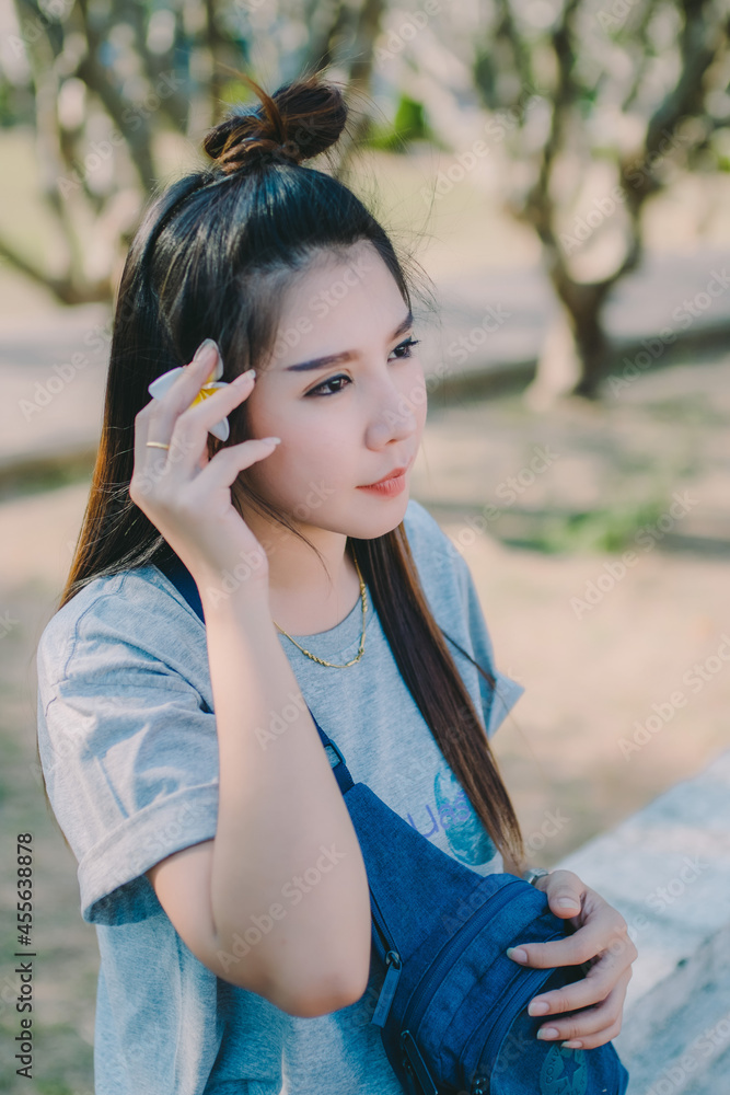 Take a walk and take photos in street style. Take a walk and take photos in street style.