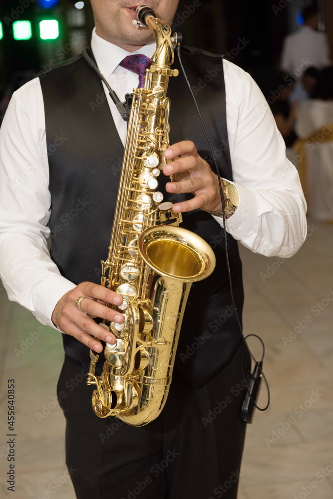 Obraz premium Man plays the saxophone