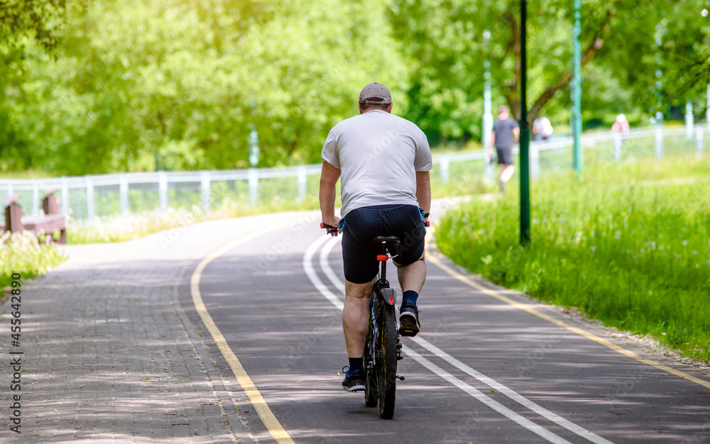 Obraz premium Cyclist ride on the bike path in the city Park 