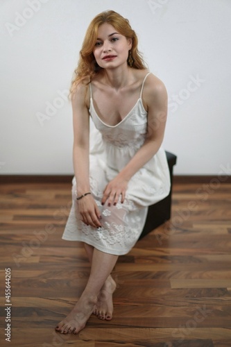 Hübsche junge Frau mit rotem Haar