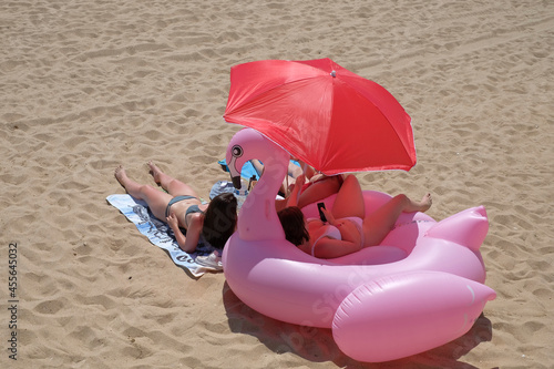 Fotografía Jeunes baigneuses bronzant sur une plage
