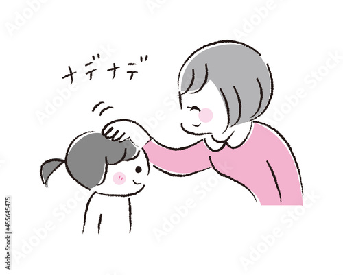 ママに頭を撫でられて嬉しそうな娘