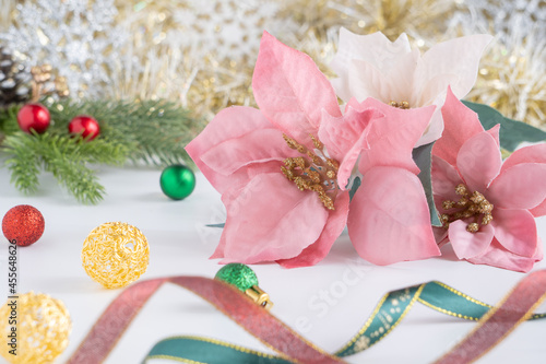 クリスマスイメージ ピンクのポインセチアとデコレーション