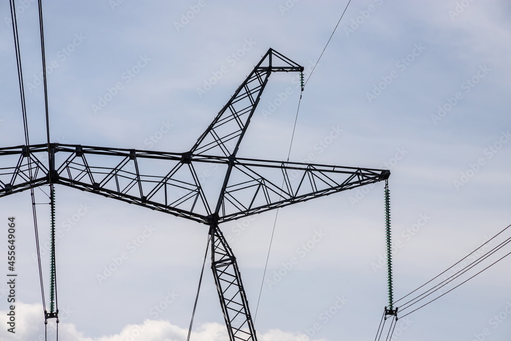Overhead power line, power transmission line, support of high-voltage overhead power line