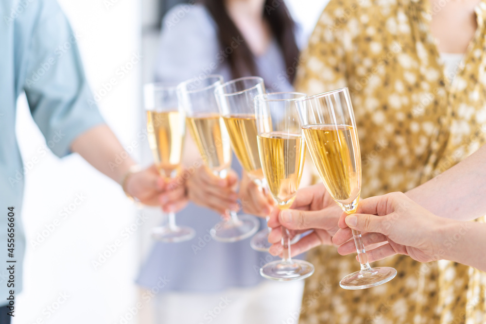 パーティーで乾杯をする若い男女 パーティーで乾杯をする若い男女